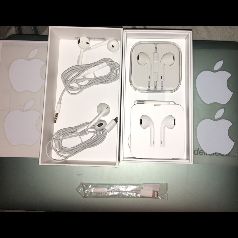 4 Apple EarPods, Lightening Adapter & IPhone Box